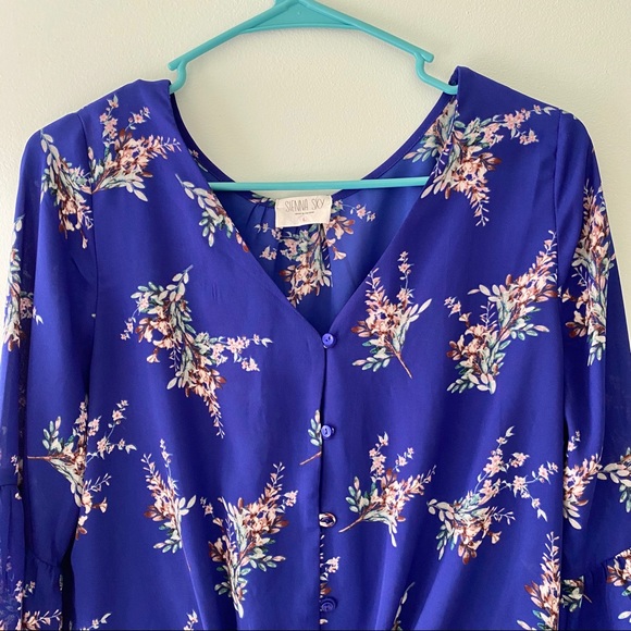 ✨Host Pick✨ Floral print button up blouse - Picture 3 of 6